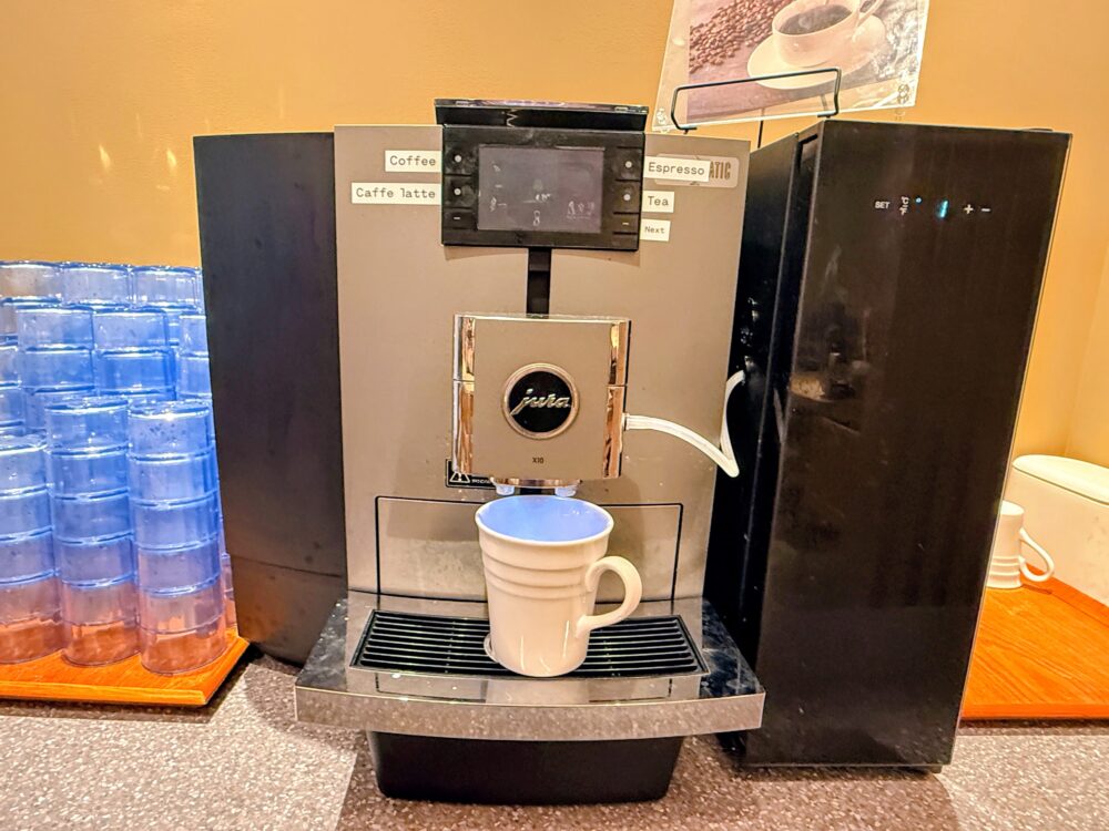 朝食のドリンクバーのコーヒーマシン