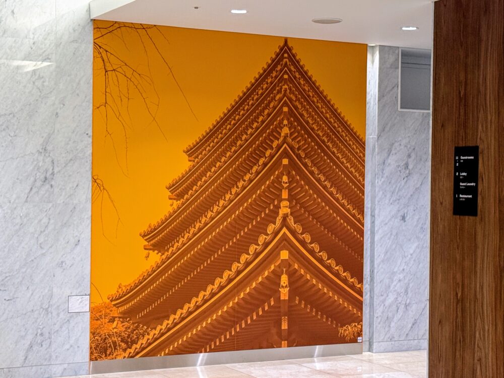 フォーポイント・フレックス・バイ・シェラトン福岡博多の館内に飾られた五重塔のアート