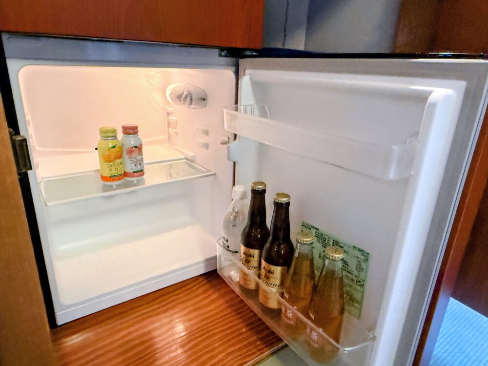 客室の冷蔵庫に入っている無料のビールとジュース