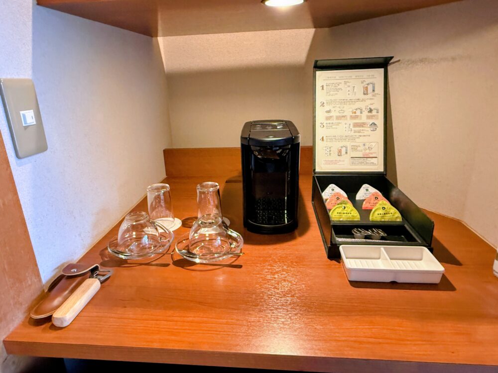 客室のコーヒーマシンとカプセル、グラス