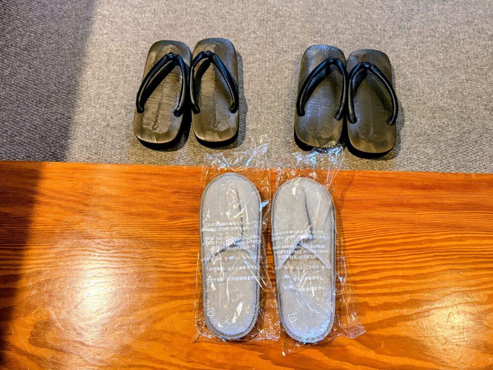 客室に用意された館内用の草履と室内用スリッパ