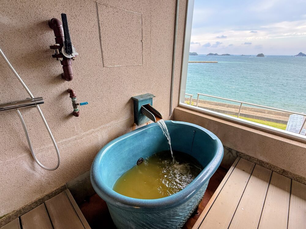 客室の露天風呂に注がれる茶色い源泉