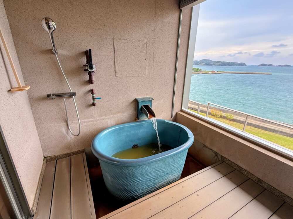 壱岐リトリート・海里村上の客室テラスにある源泉かけ流しの陶器の露天風呂