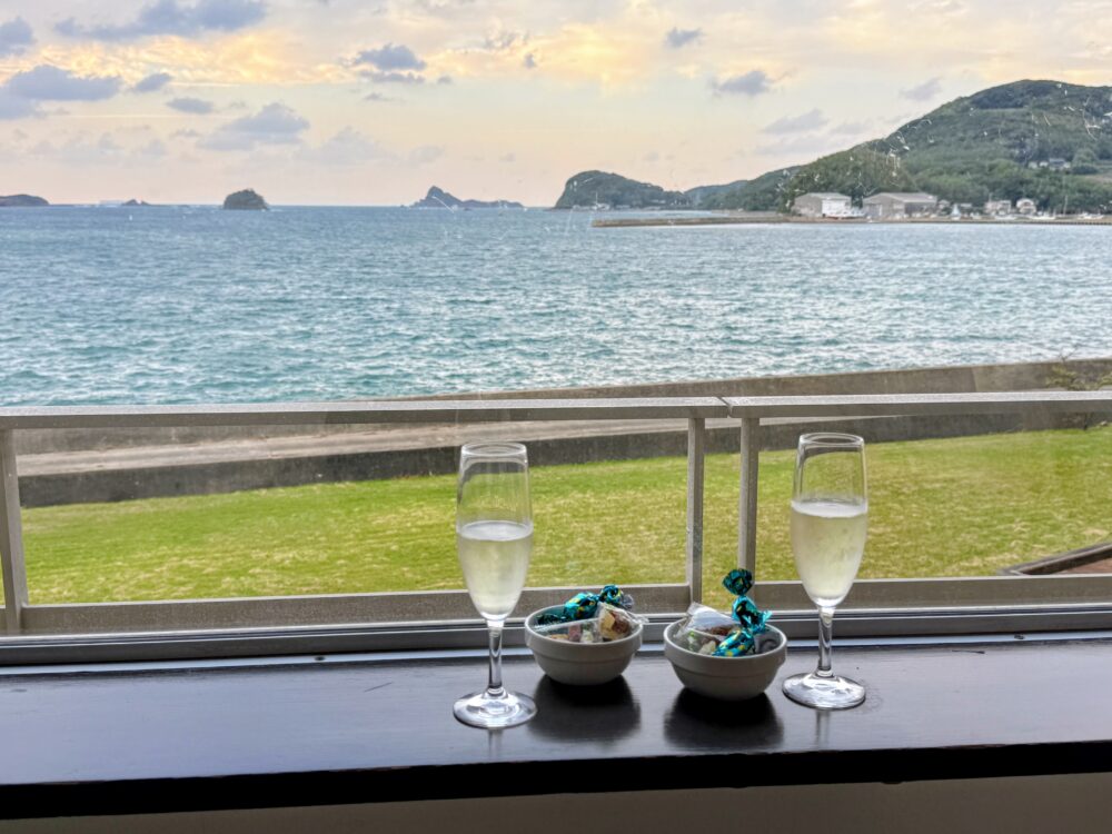 ライブラリー&バーの窓辺で海を見ながら飲むスパークリングワイン