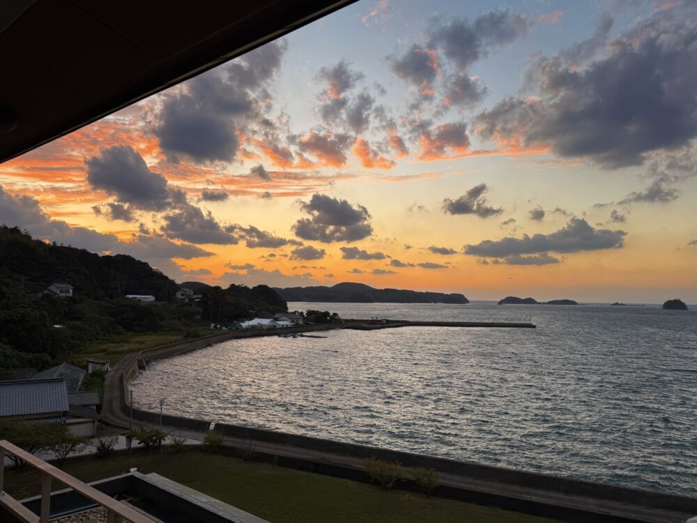 客室から見た湯本湾の夕焼け