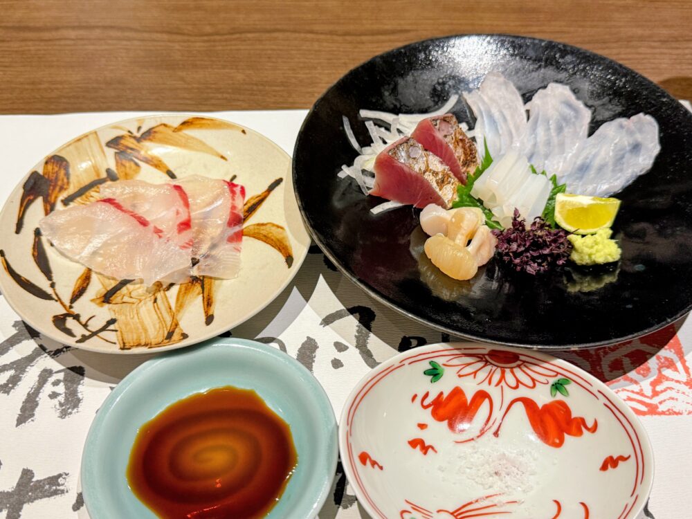 壱岐リトリート・海里村上の夕食の御造りと真鯛のお刺身、醤油と塩の小皿