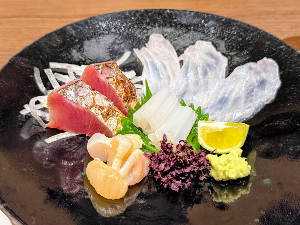 壱岐リトリート・海里村上の夕食の御造り(九絵・須磨鰹・阿古屋貝の貝柱・あおり烏賊)