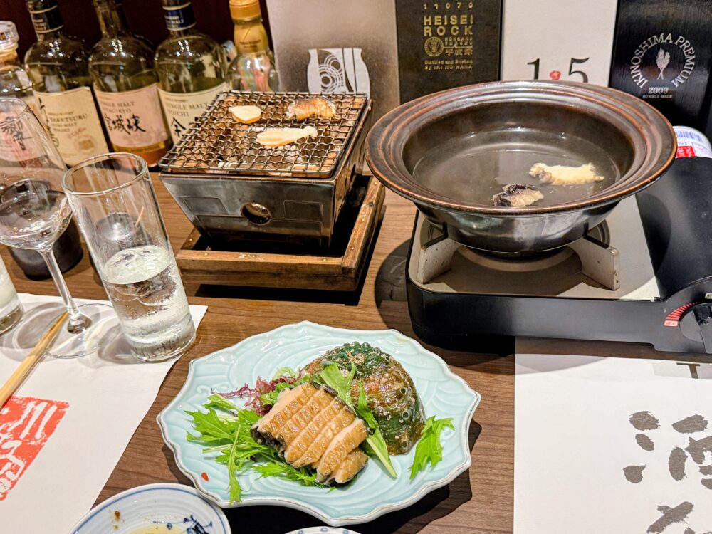 壱岐リトリート・海里村上の夕食の黒鮑、卓上の七輪と小鍋