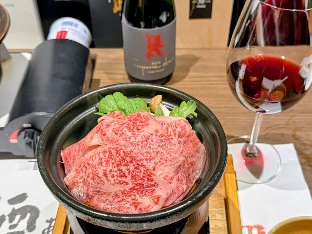 壱岐牛すき焼きの霜降り肉と赤ワイン
