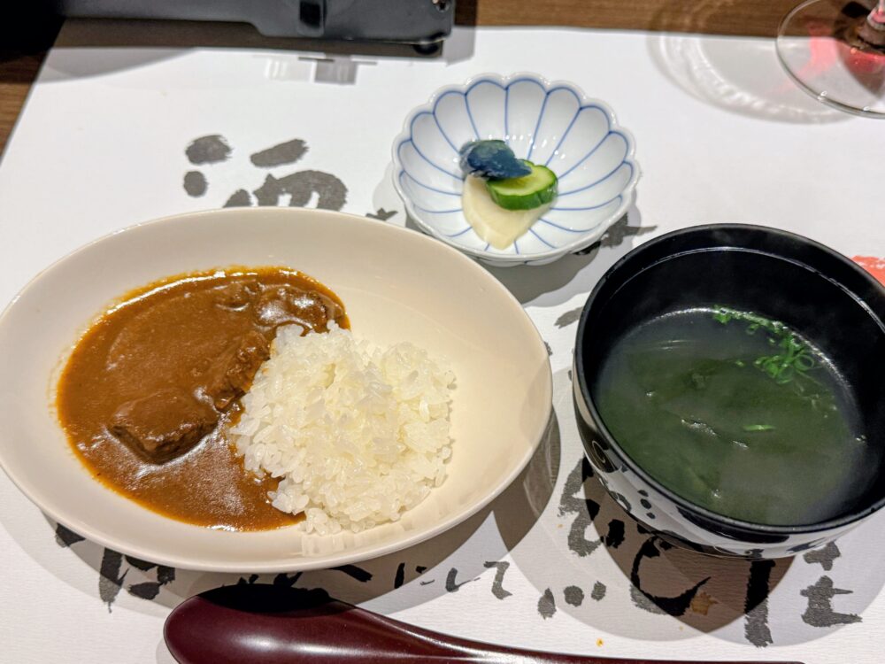 〆の壱岐牛カレーと干し貝柱入り若芽スープ
