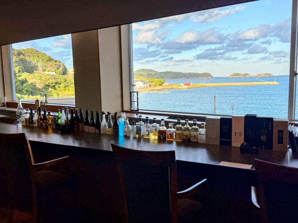 壱岐リトリート・海里村上のバーカウンターと海の眺め