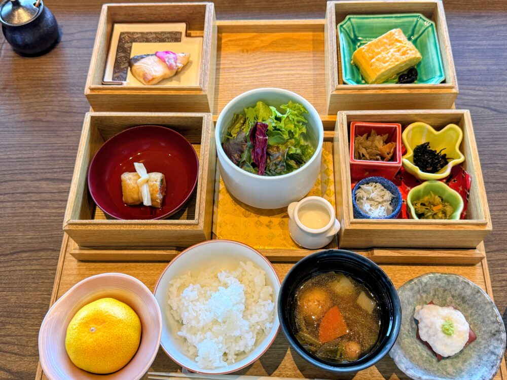 壱岐リトリート・海里村上の朝食の木箱の膳(1日目)
