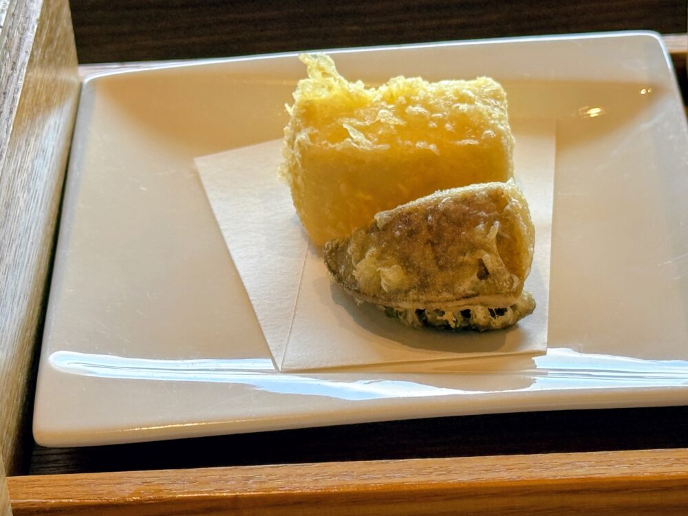 朝食の揚げたての黒鮑と壱州豆腐の天ぷら