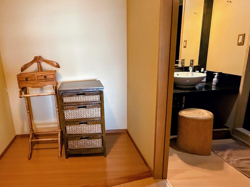 プレミアム和室の洗面台と荷物置きの棚