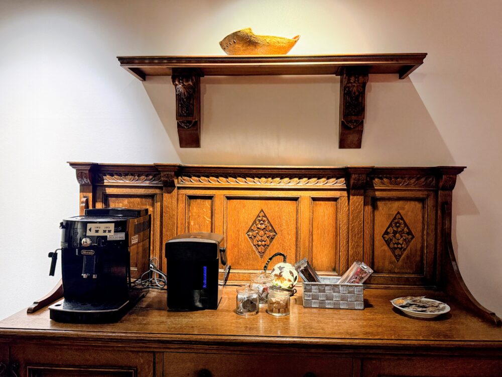 ライブラリー&バーのコーヒーマシンとお茶のコーナー