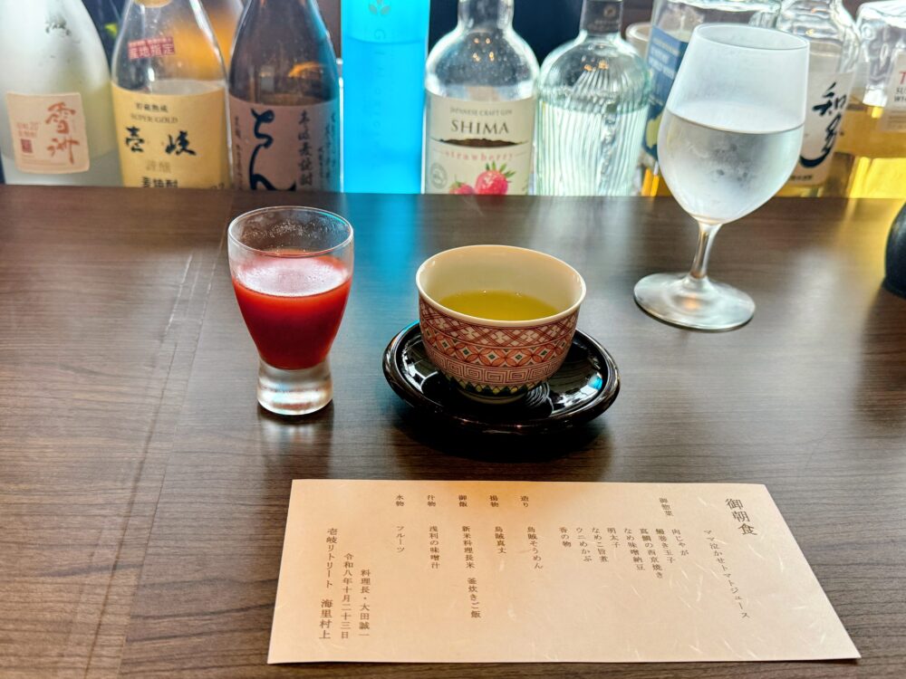 壱岐リトリート・海里村上の朝食2日目のトマトジュースと緑茶、献立表