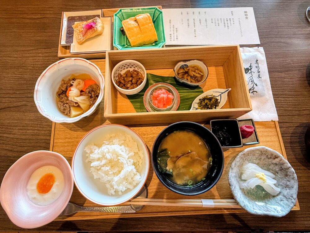 壱岐リトリート・海里村上の朝食の木箱の膳(2日目)