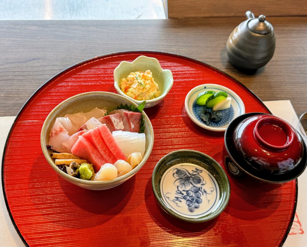 ランチの海鮮丼のセット(小鉢・味噌汁付き)