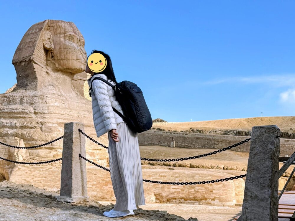スフィンクスの前で記念撮影する友人